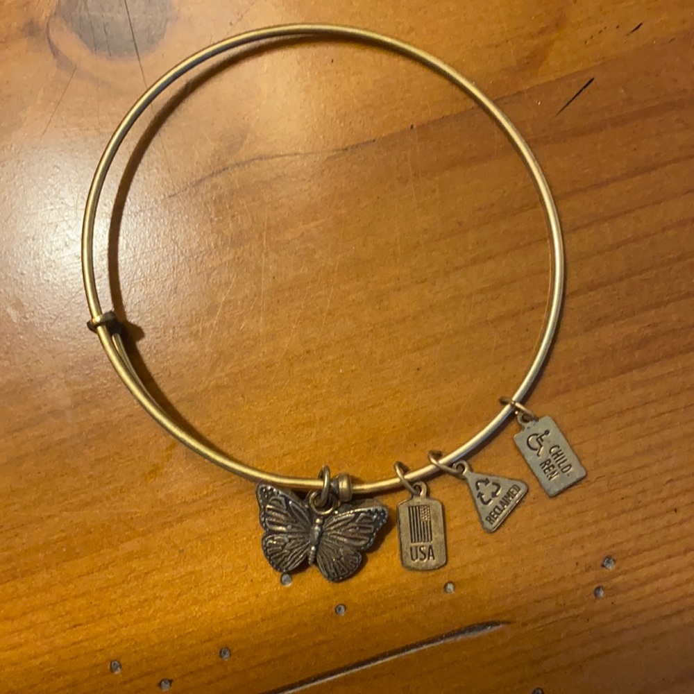 BRACELET NWOB Butterfly ~ gold tone (name brand?)